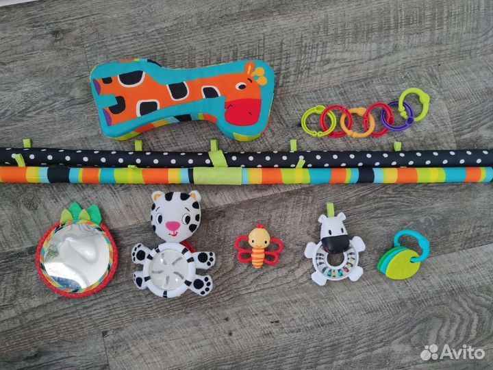 Развивающий коврик с игрушками bright starts