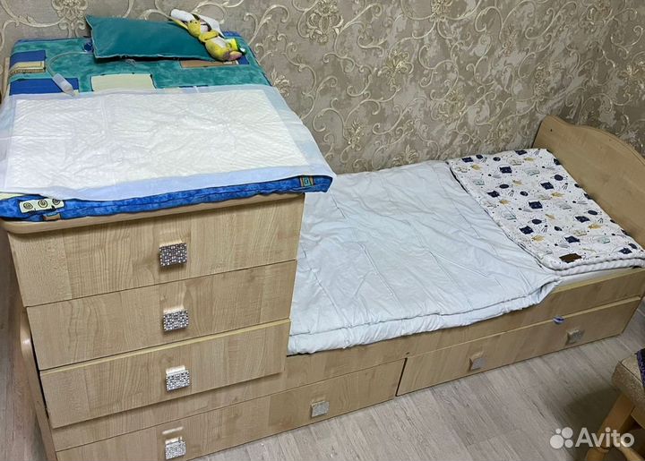 Детская кроватка с маятником и комодом