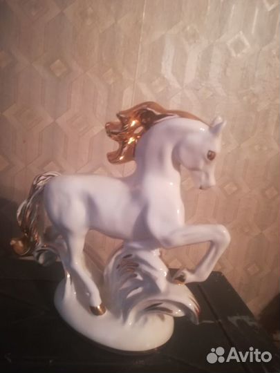Статуэтка фарфор. Конь- огонь