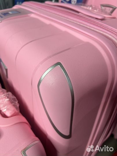 Чемодан на колесах ударопрочный