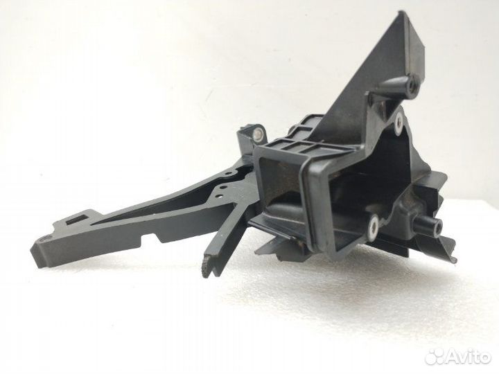 Кронштейн передней панели передний левый