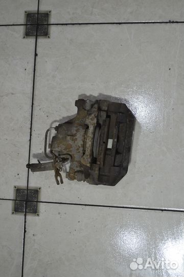 Тормозной суппорт передний правый Volkswagen Passa