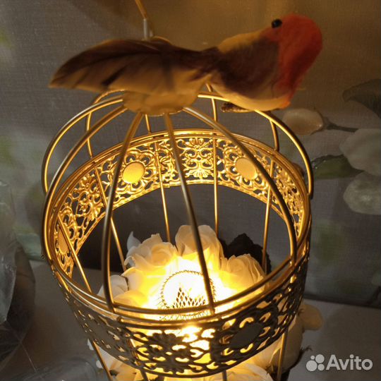 Клетка с цветами птичкой и свечей