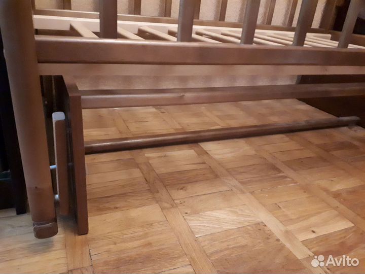 Детская кроватка с маятником, с матрацом