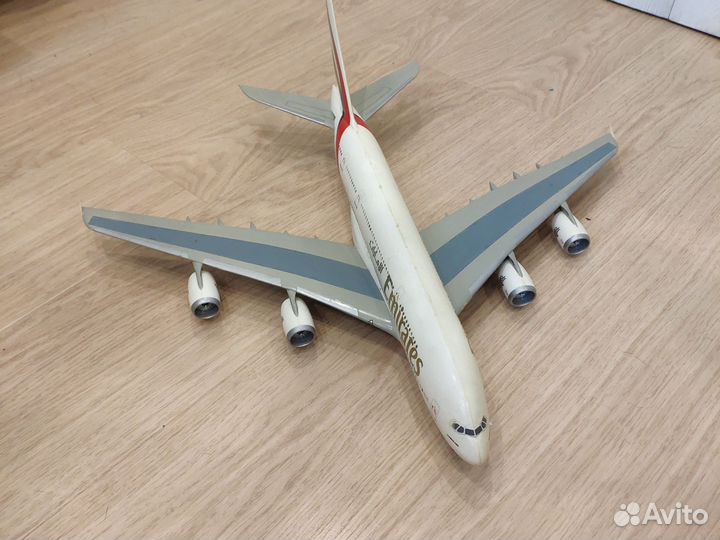 Модель самолёта Airbus A380 Emirates