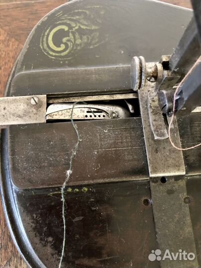 Старинная швейная машинка