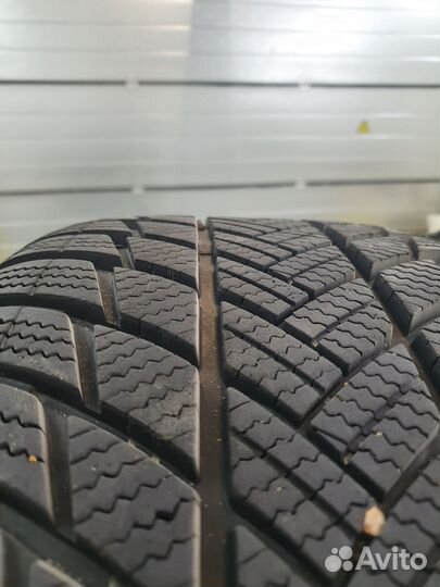 Bridgestone Blizzak LM-001 285/45 R21