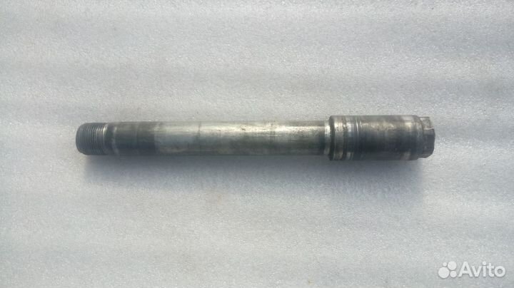 Suzuki TL1000R ось переднего колеса