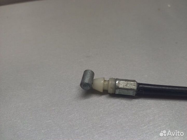 Трос лючка бака Mitsubishi Pajero 4 6G72 2011