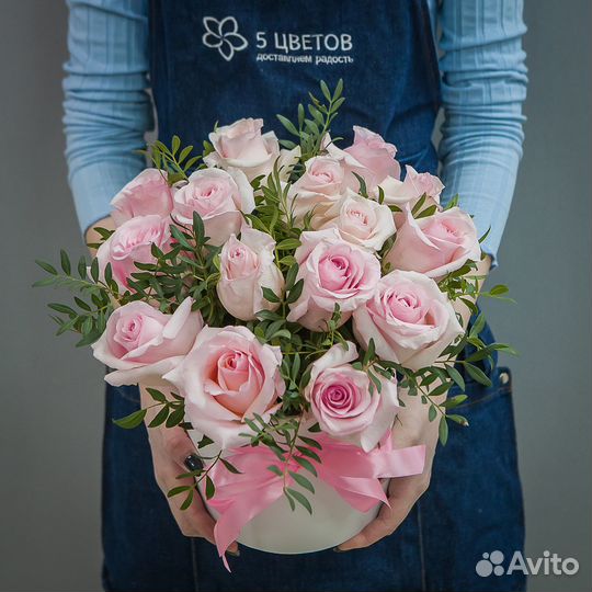 15 розовых роз в шляпной коробке с зеленью, цветы