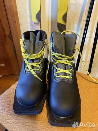 Лыжные ботинки, лыжи и палки