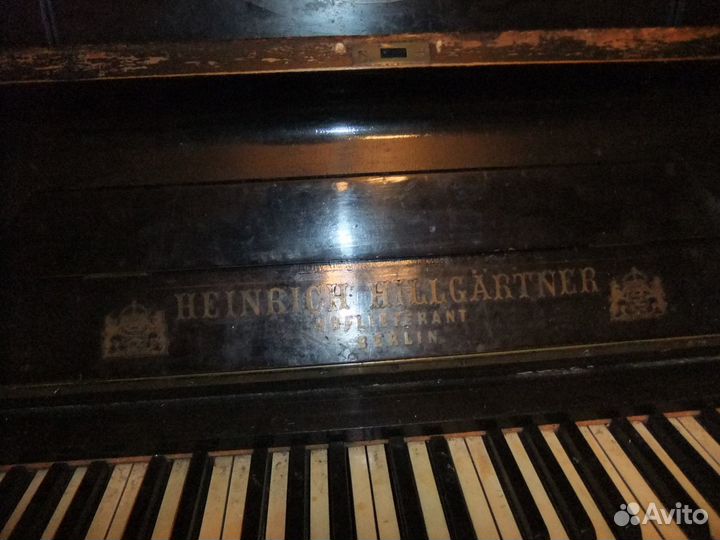 Антикварное пианино прошлого столетия