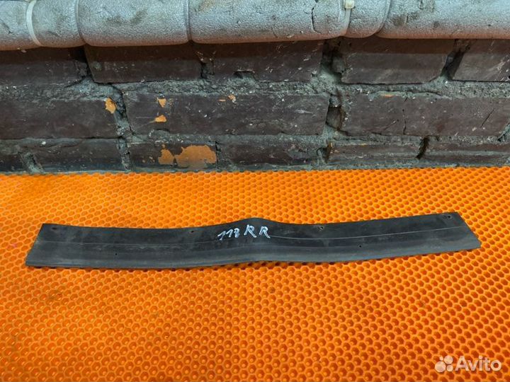 Уплотнительная резинка двери задняя правая Nissan