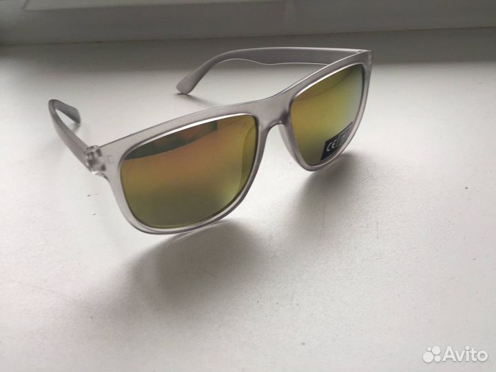 Солнцезащитные очки с зеркальными линзами