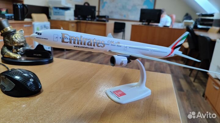 Модель самолет Fly Emirates Boeing 777-300ER 1:200