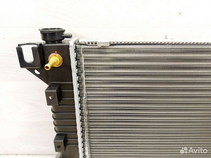 Радиатор охлаждения Dodge Caravan 2,4-3,3