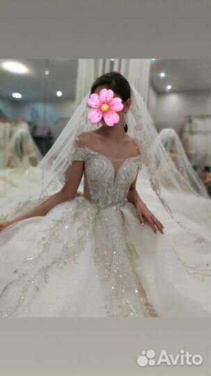 Свадебное платье со шлейфом