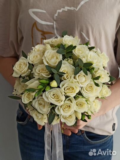 Свадебный букет невесты из кустовых роз и фрезий