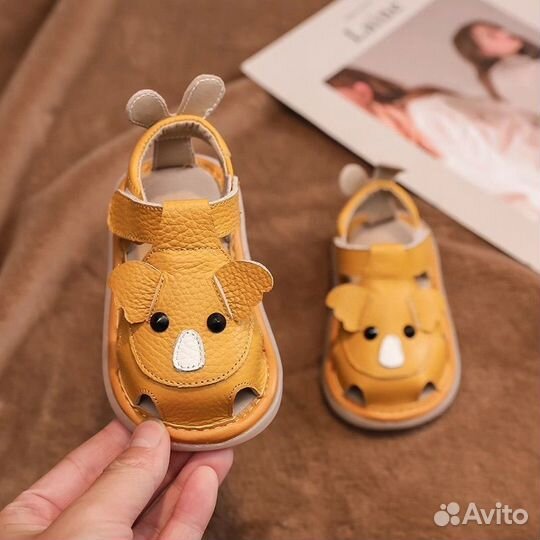 Новые детские кожаные сандалии