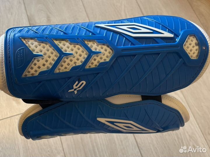 Футбольные щитки umbro