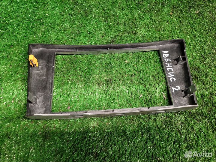 Рамка магнитолы на Avensis T220