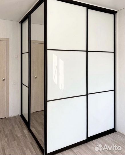 Встроенный угловой шкаф