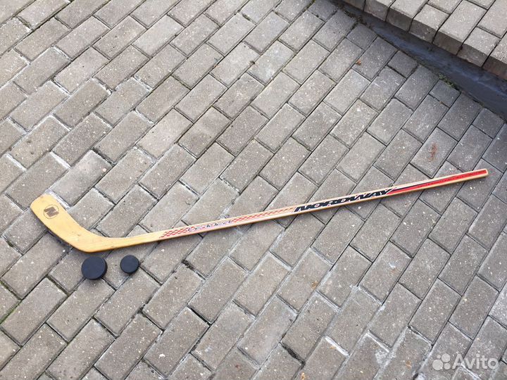 Клюшка хоккейная Norway Leader L и шайбы
