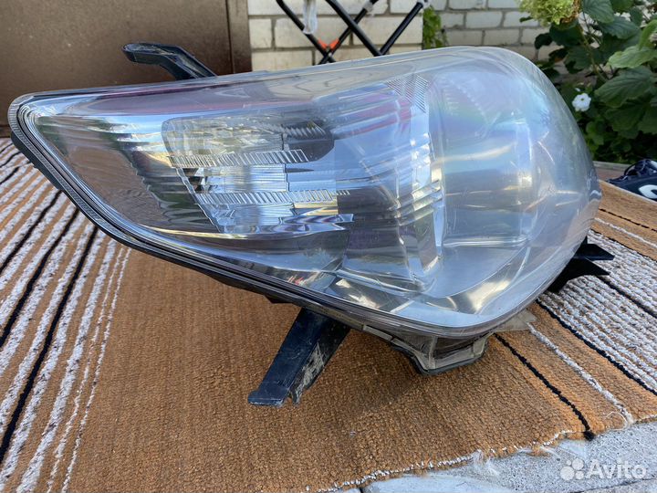 Передняя поавая фара Toyta Land Cruiser prado 150