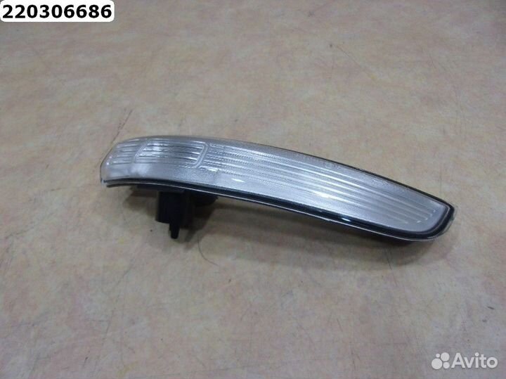 Повторитель поворота в зеркало левое Ford Kuga