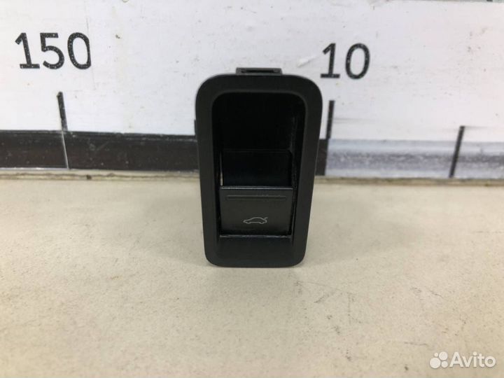 Кнопка открывания багажника Volkswagen Polo Sed RU