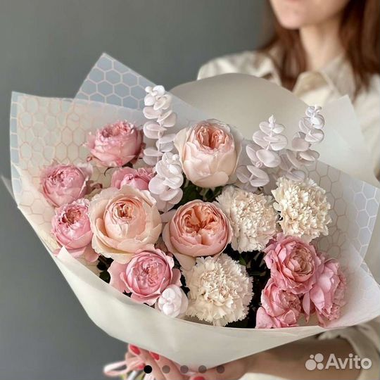 Букет из пионовидных роз с эвкалиптом