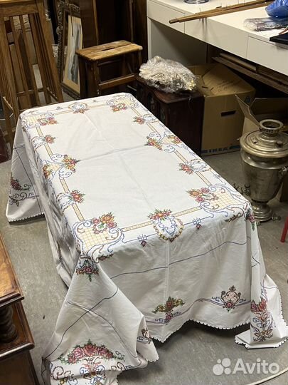 Старинная большая вышитая скатерть и салфетки