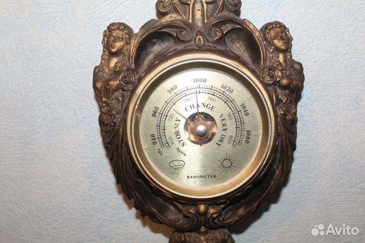Старинный барометр в античном стиле