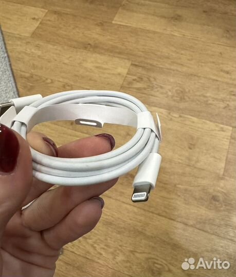 Оригинальная зарядка на iPhone провод