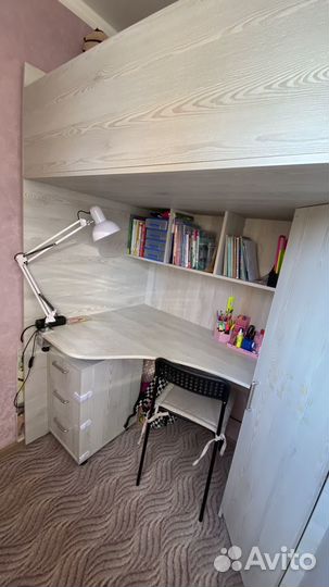 Детская кровать чердак со столом и шкафом б/у