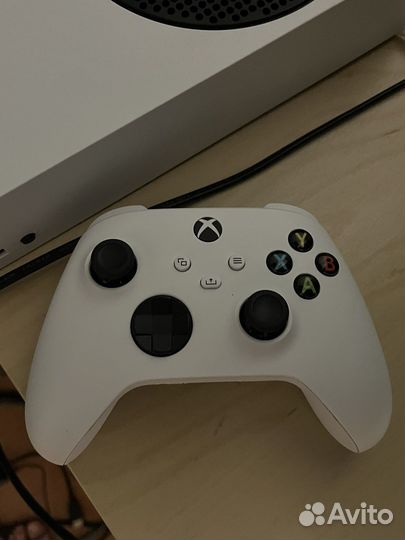 Xbox series s с геймпадом и с подпиской