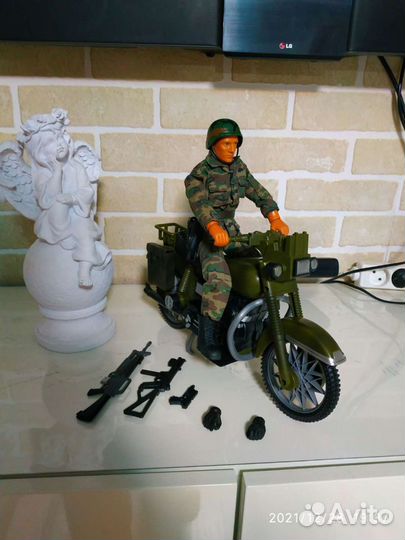Солдат и мотоцикл