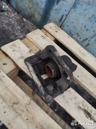 Суппорт правый renault logan,sandero,almera g15,ла