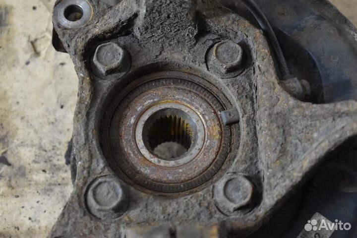 Кулак поворотный передний правый Mitsubishi