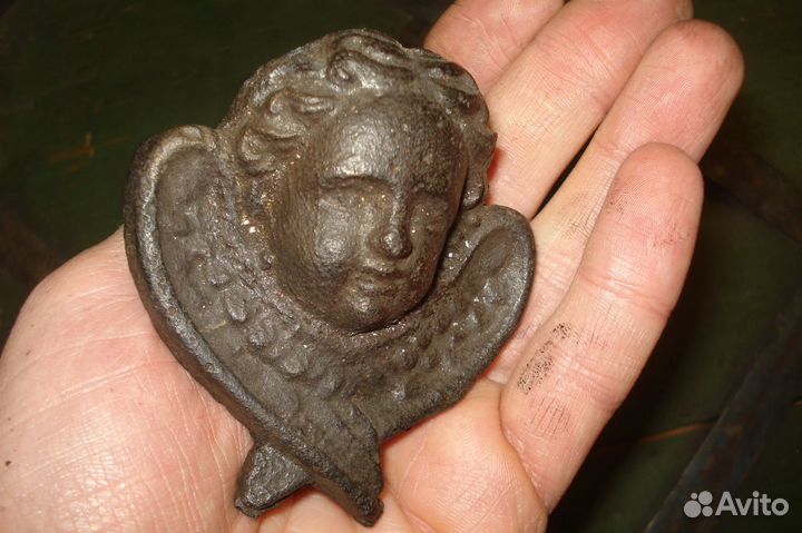 Антикварная накладка с рельефным, объемным изображ