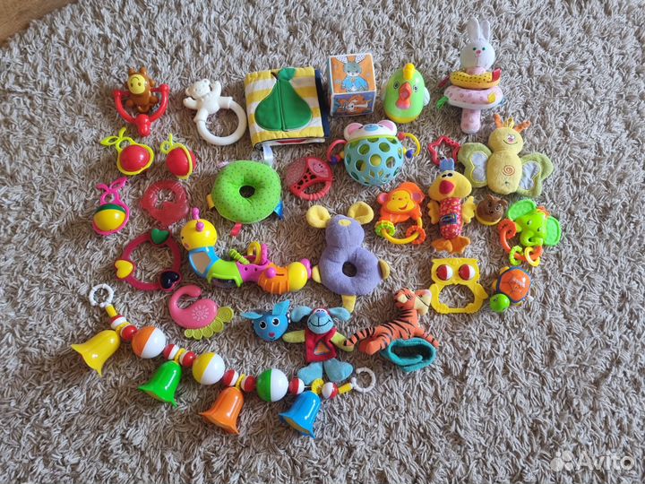 Много развивающих игрушек 0+
