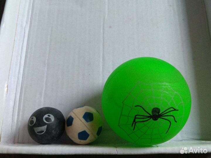 Мячи разных размеров коробкой или кубики