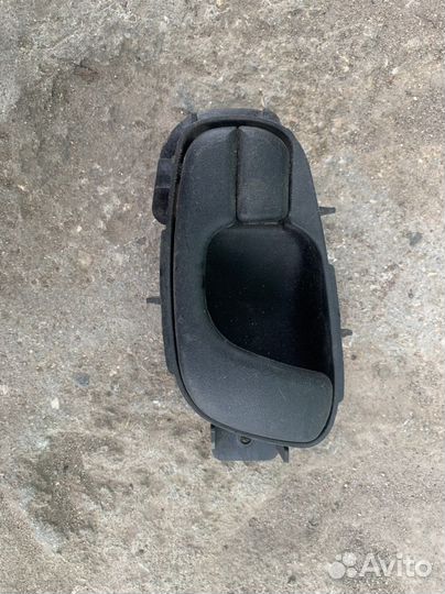 Левая ручка открывания двери