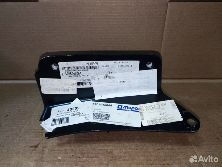 Кронштейн двигателя Jeep Grand Cherokee 52059450AA