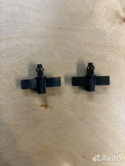 Фиксатор крепления крышки форсунки омывателя фар