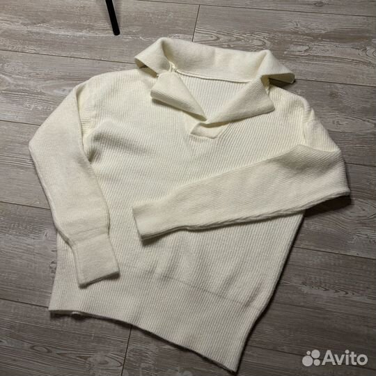 Свитер с вырезом