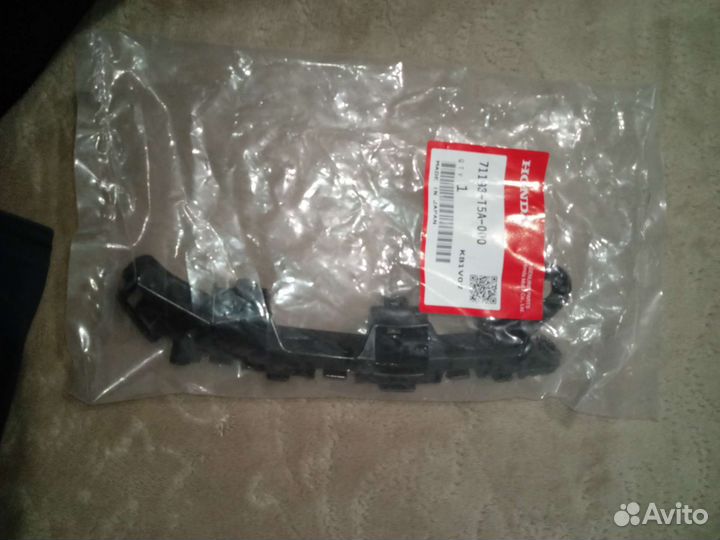 Правое крепление бампера хонда фит GP.GK