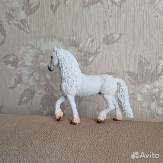 Лошади schleich фризский жеребец белый