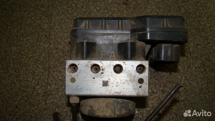 Блок ABS (насос) Toyota Corolla (E150)