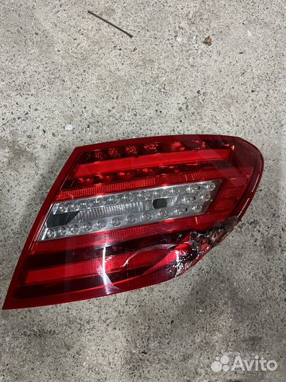 Задний правый фонарь merscedes w 204